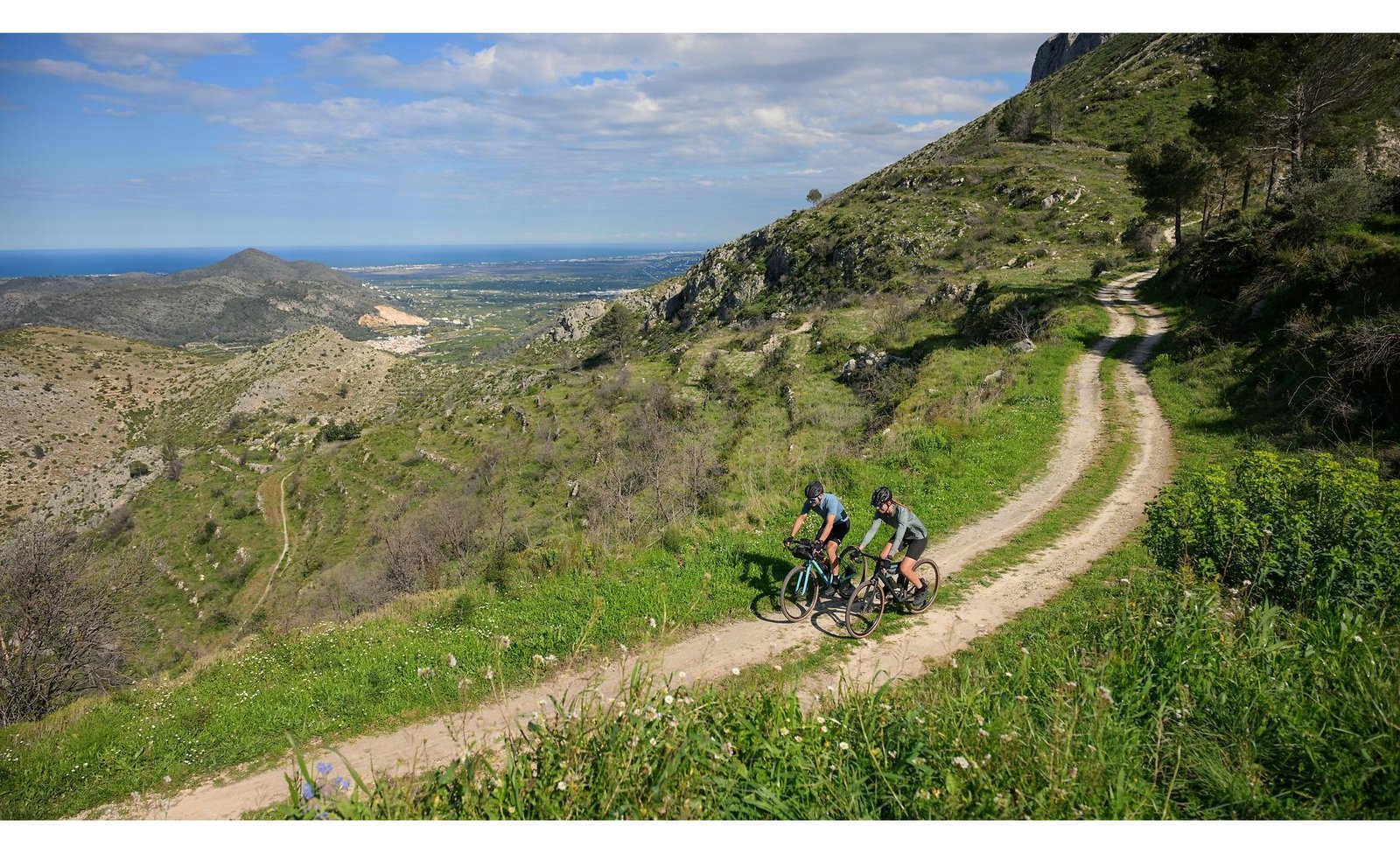 CUBE Nuroad Race – Gravel Einsatz im Gelände
